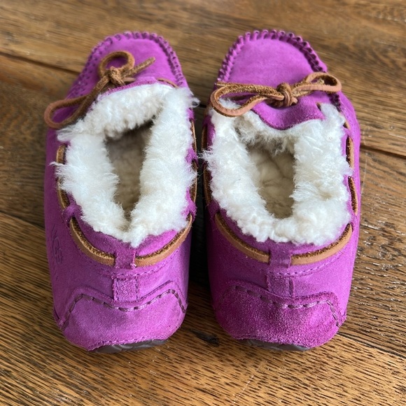 UGG slippers size 4 - Picture 4 of 7